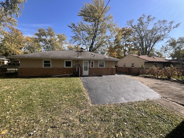 view of front of property featuring central air condition unit and a front yard