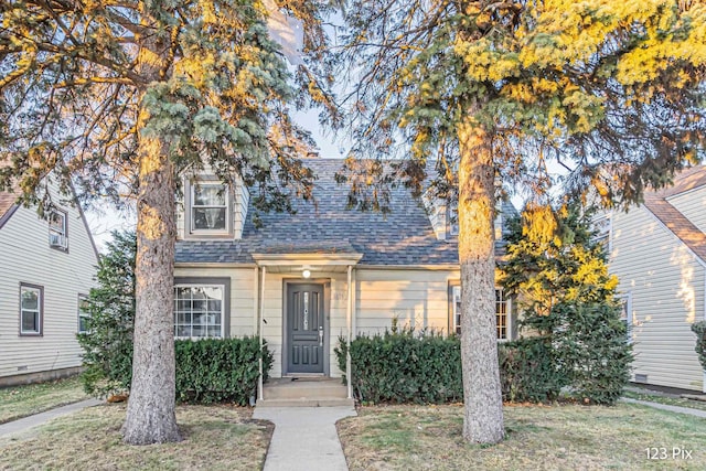 view of front of home featuring a front yard