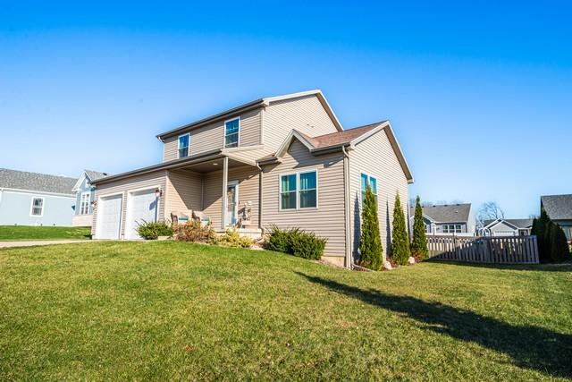 view of front of home with a garage and a front yard