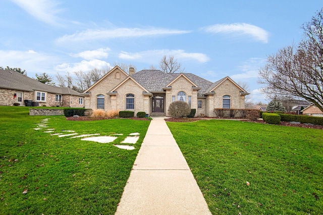 view of front facade featuring a front yard