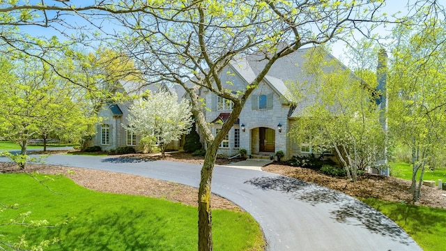 view of front of home with a front lawn