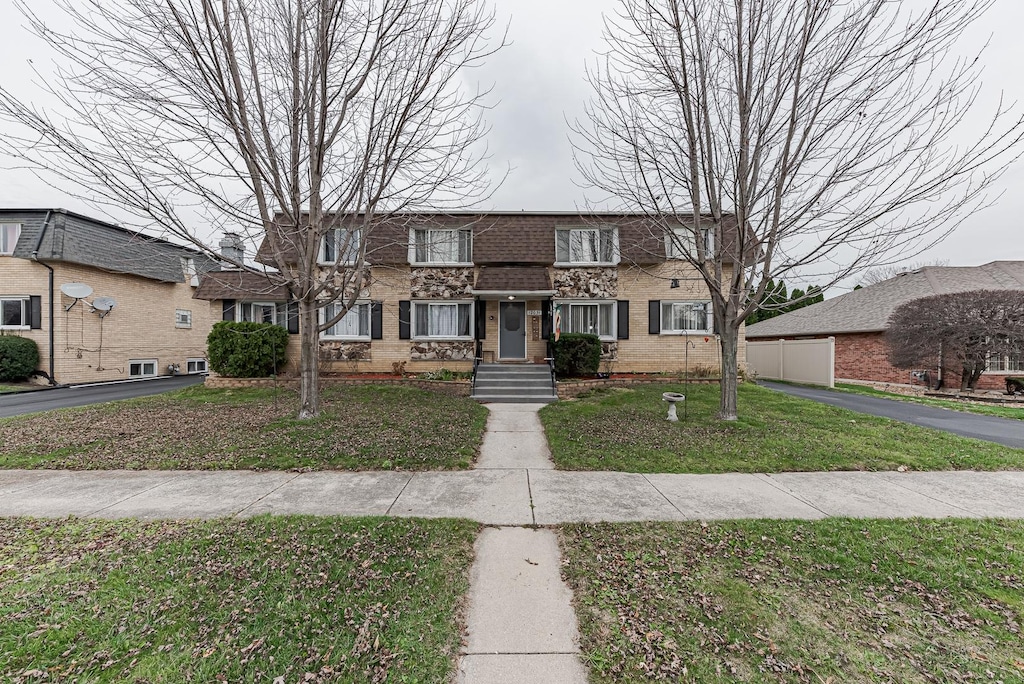 view of front of house featuring a front lawn