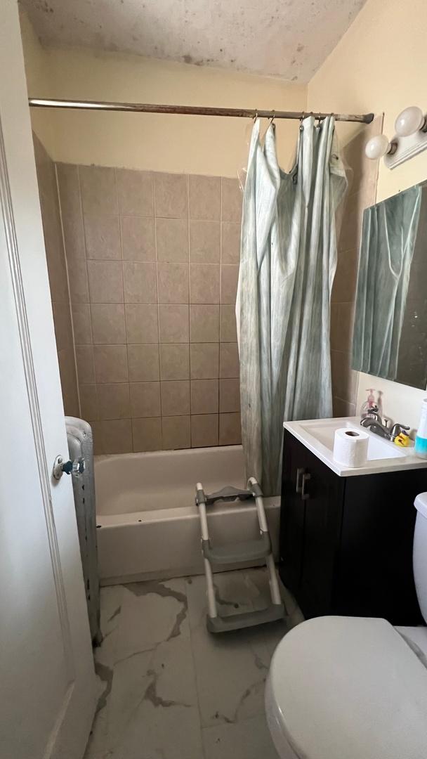 full bathroom with vanity, toilet, and shower / tub combo