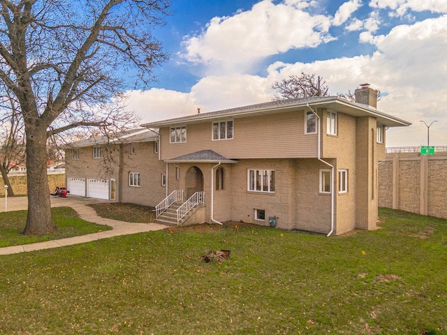 view of front of property featuring a front yard and a garage