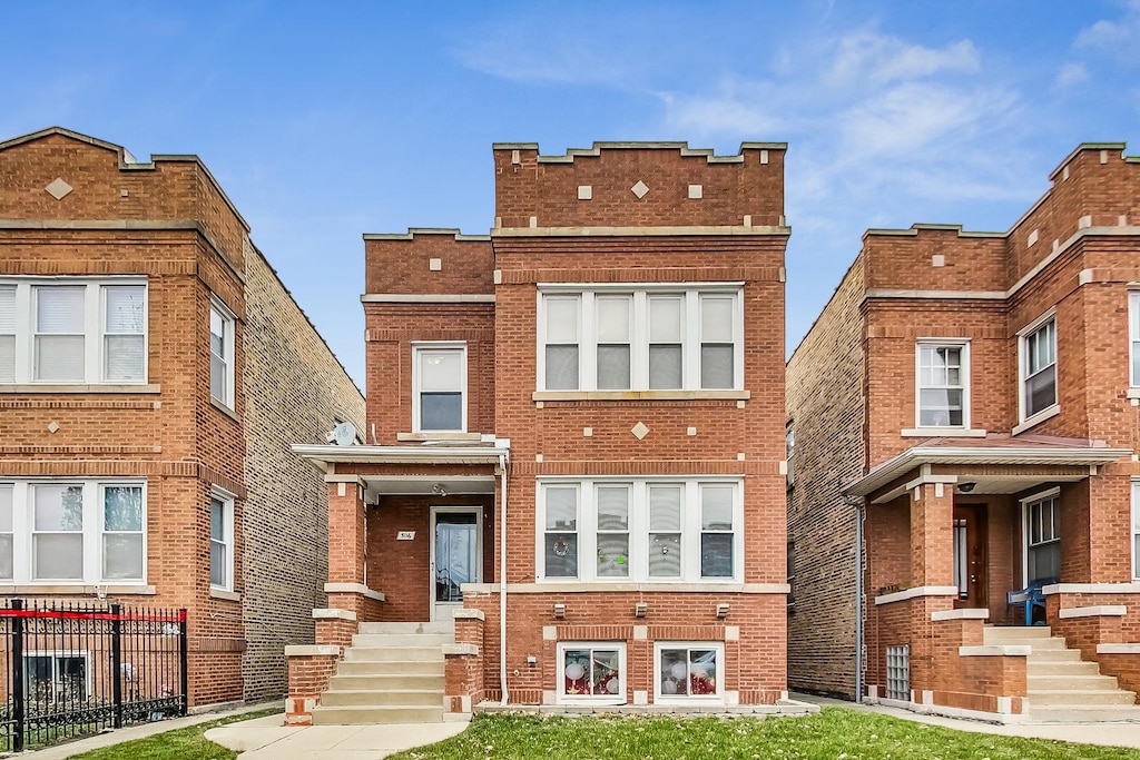 view of front facade featuring a front yard