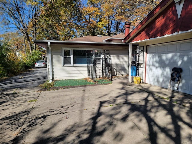 view of front facade featuring a garage