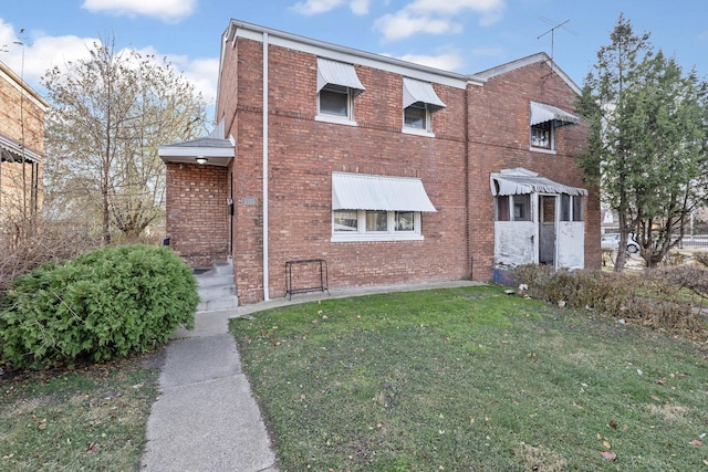 view of front facade with a front lawn