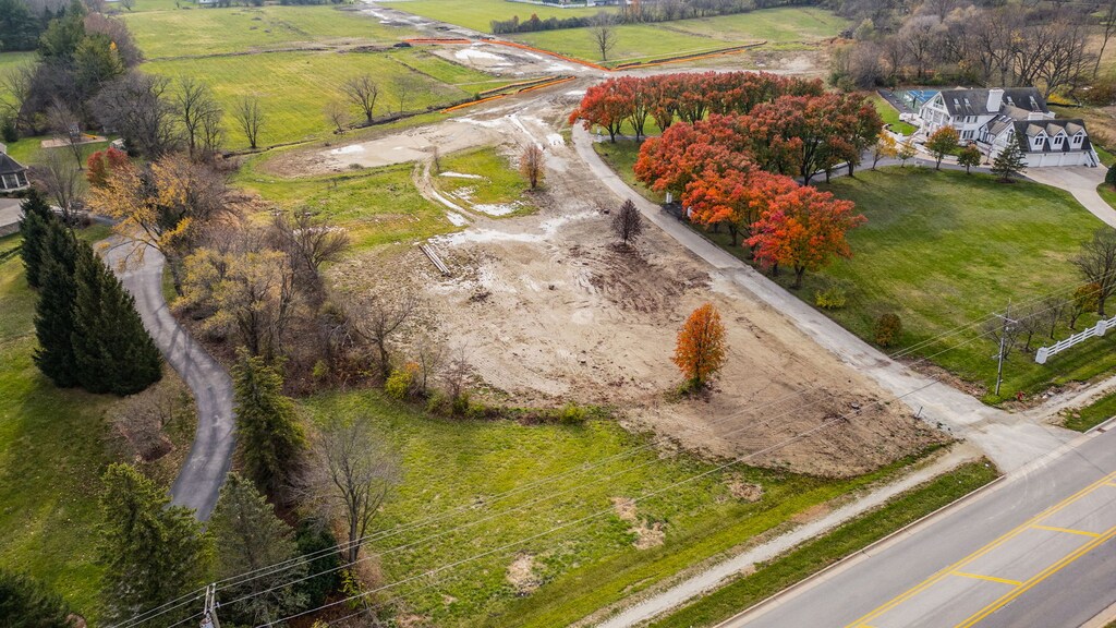 birds eye view of property featuring a rural view