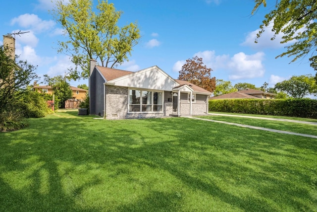 view of front facade with a front lawn