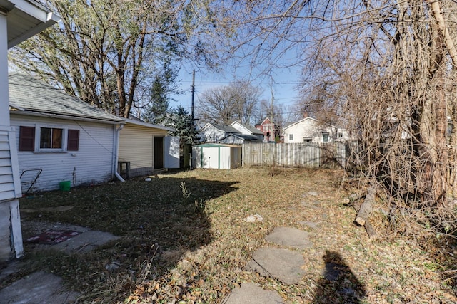 view of yard featuring a shed