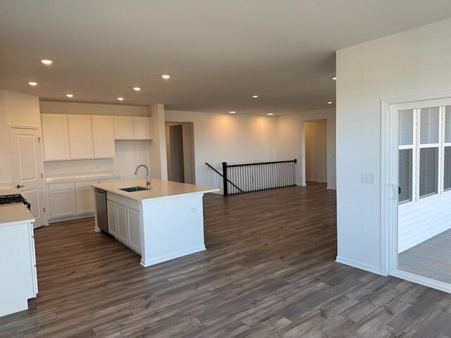 kitchen featuring light hardwood / wood-style floors, stainless steel appliances, an island with sink, a breakfast bar, and sink