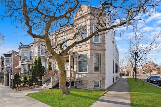 view of front facade featuring a front lawn