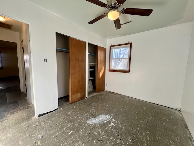 unfurnished bedroom featuring ceiling fan and a closet