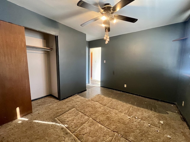 unfurnished bedroom featuring ceiling fan and a closet