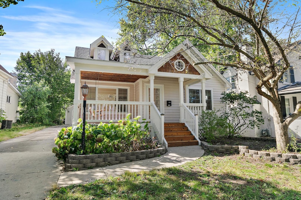 view of front facade with covered porch