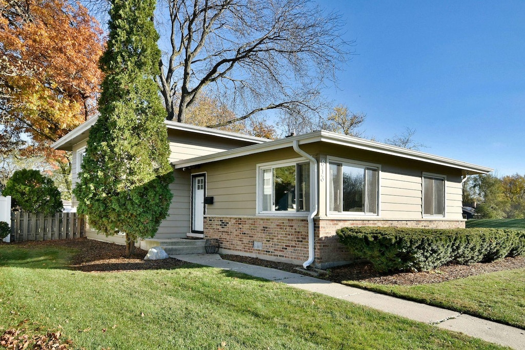 view of front of house with a front lawn