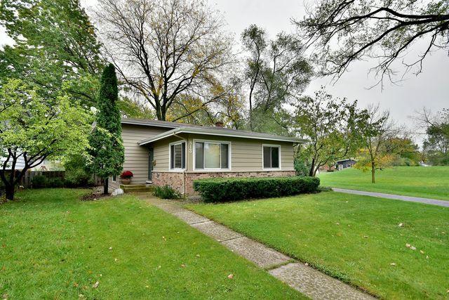 view of front facade with a front yard