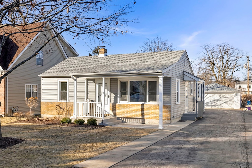 view of front of home featuring an outbuilding and a garage