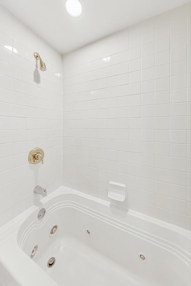 bathroom featuring tiled shower / bath