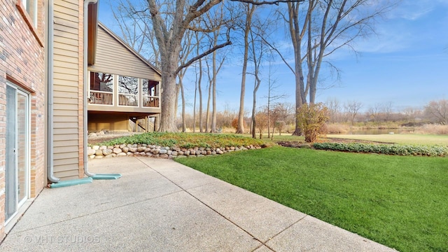 view of yard featuring a patio