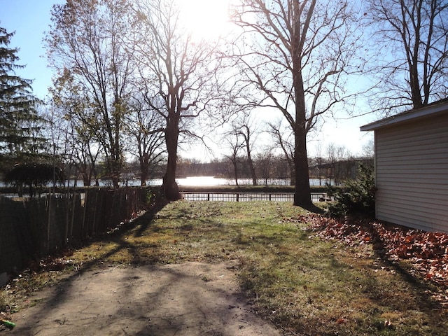 view of yard featuring a water view