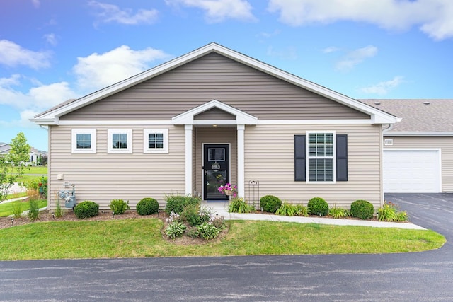 view of front facade with a garage and a front yard