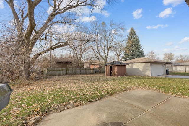 view of yard featuring a shed and a garage