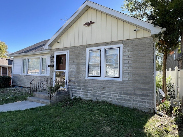 view of front of home featuring a front yard