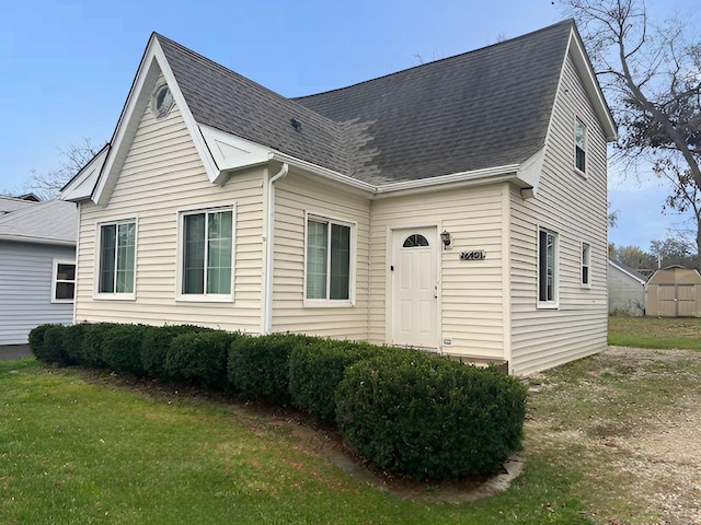 view of front facade featuring a front lawn