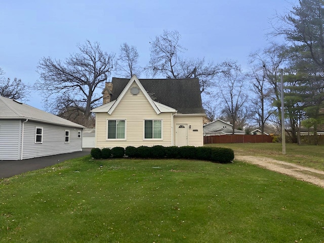 view of front of property with a front yard