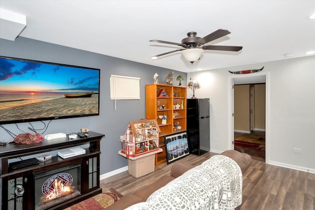 living room with hardwood / wood-style flooring and ceiling fan