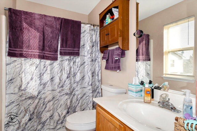 bathroom with a shower with shower curtain, vanity, and toilet