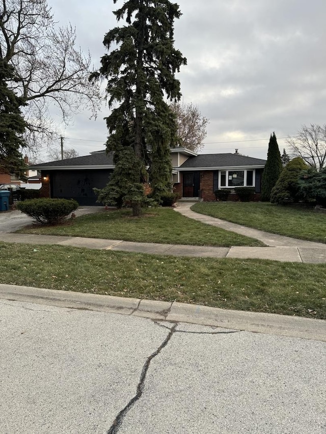 view of front of home with a front lawn