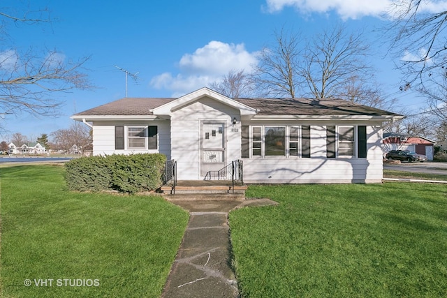 single story home with a front lawn