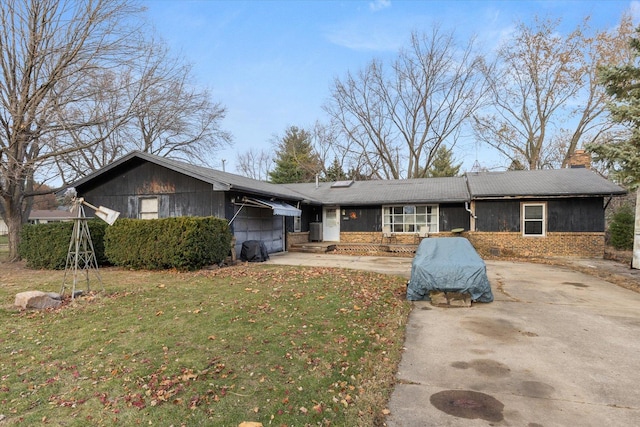 ranch-style house featuring a front yard