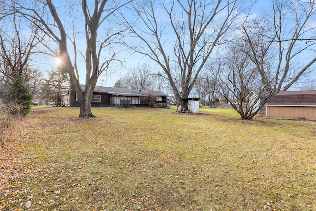 view of yard with a shed