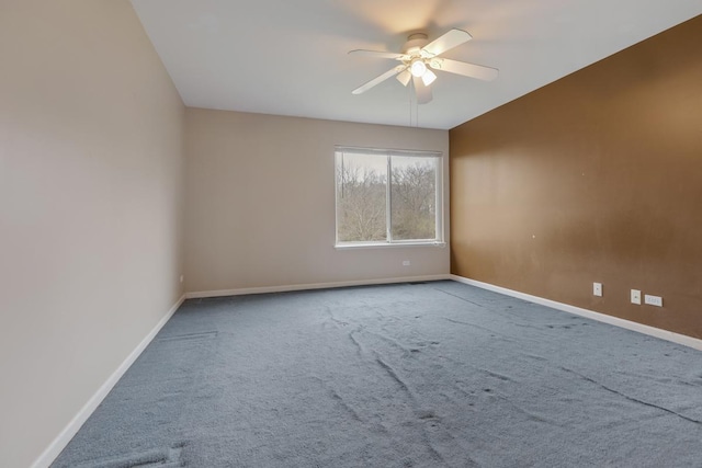 spare room featuring carpet floors, vaulted ceiling, and ceiling fan