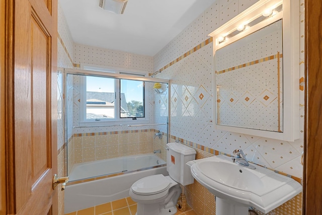 full bath with enclosed tub / shower combo, toilet, a sink, visible vents, and wallpapered walls