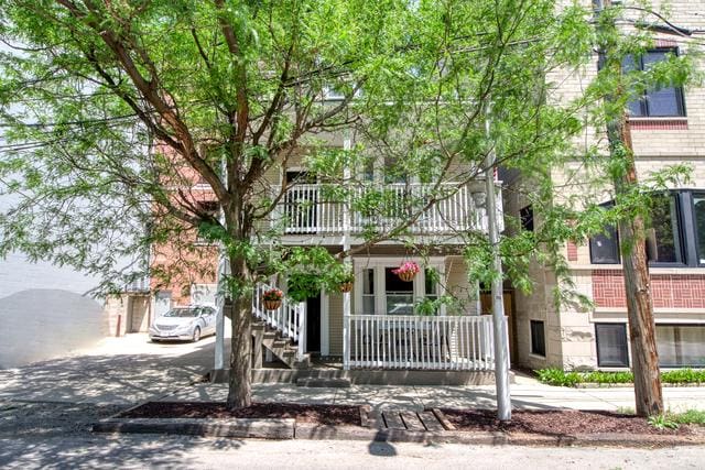 view of front of property featuring a balcony