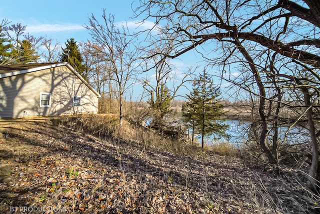 view of yard featuring a water view