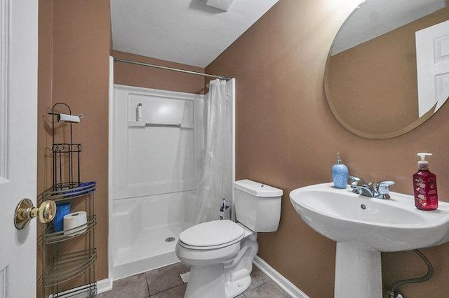 bathroom featuring tile patterned flooring, a shower with curtain, and toilet