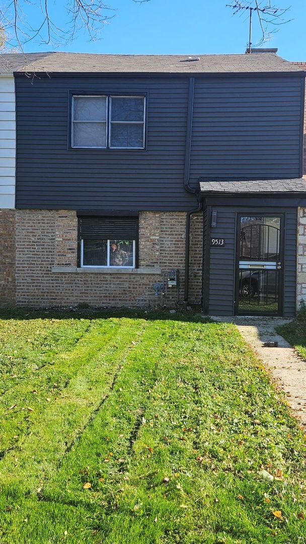 view of front of home featuring a front yard