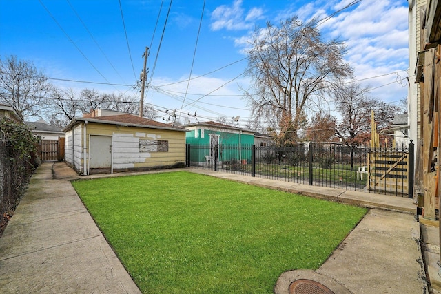 view of yard featuring an outdoor structure