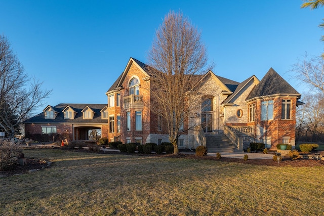 view of front facade featuring a front yard