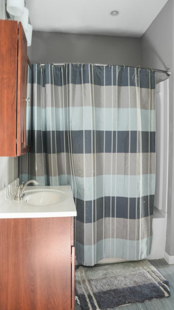 bathroom featuring a shower with curtain and vanity