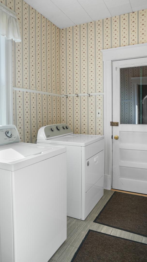 laundry room featuring laundry area, light wood-style flooring, and independent washer and dryer