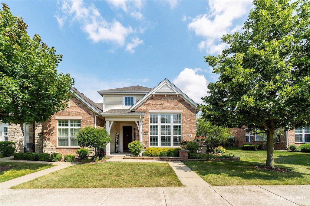 view of front of property featuring a front yard