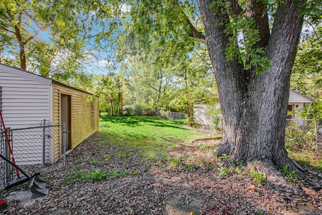 view of yard with an outdoor structure