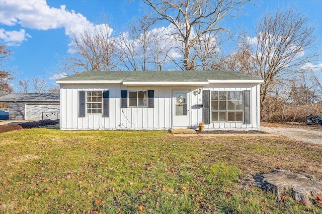 view of front of property with a front lawn