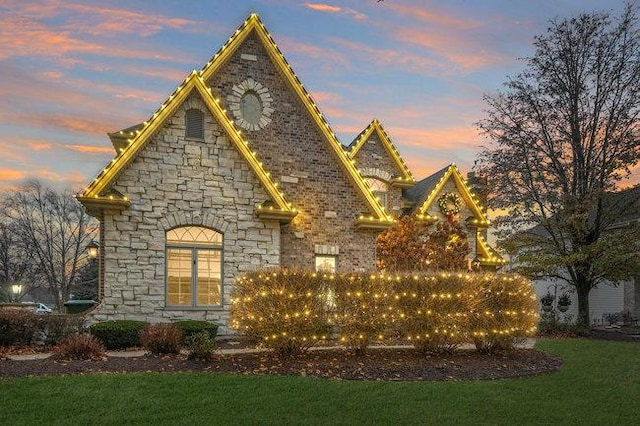 view of front of property featuring a yard